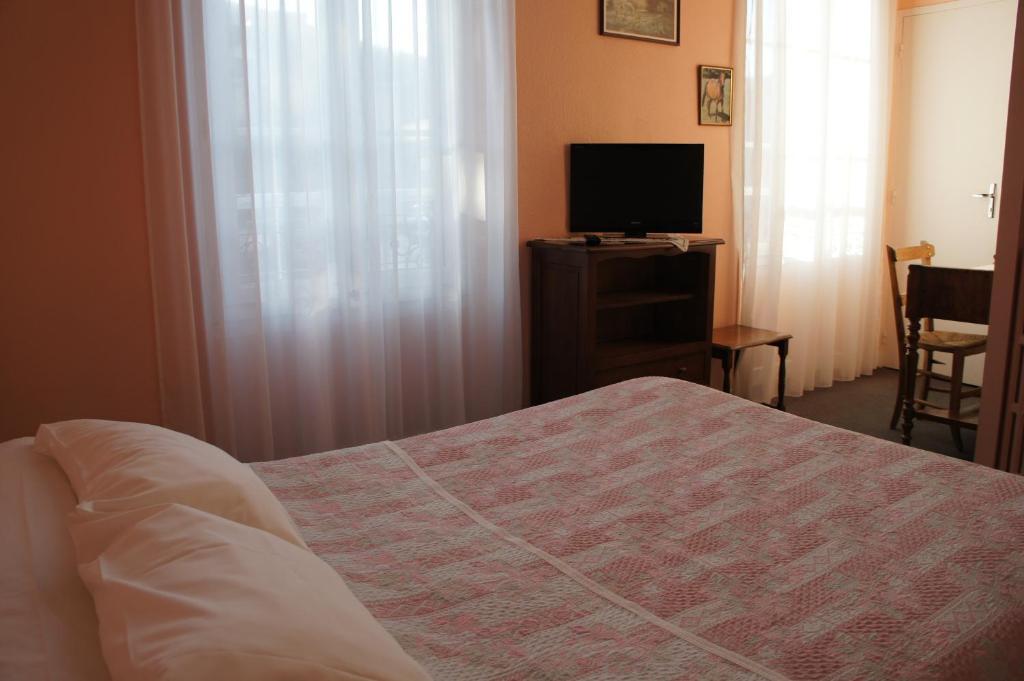 Hotel Le Commerce Bagnères-de-Bigorre Oda fotoğraf