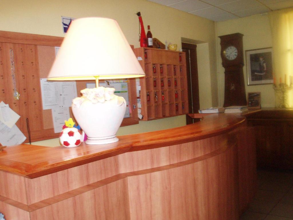 Hotel Le Commerce Bagnères-de-Bigorre Oda fotoğraf